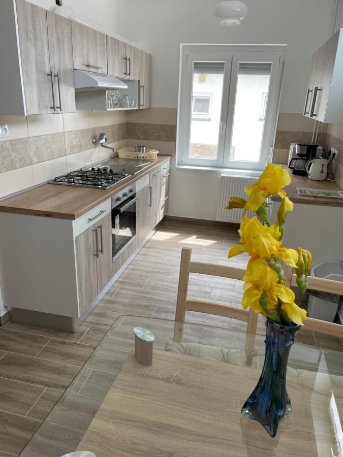 Pingvin Cukraszda Apartman Balatonmáriafürdő المظهر الخارجي الصورة