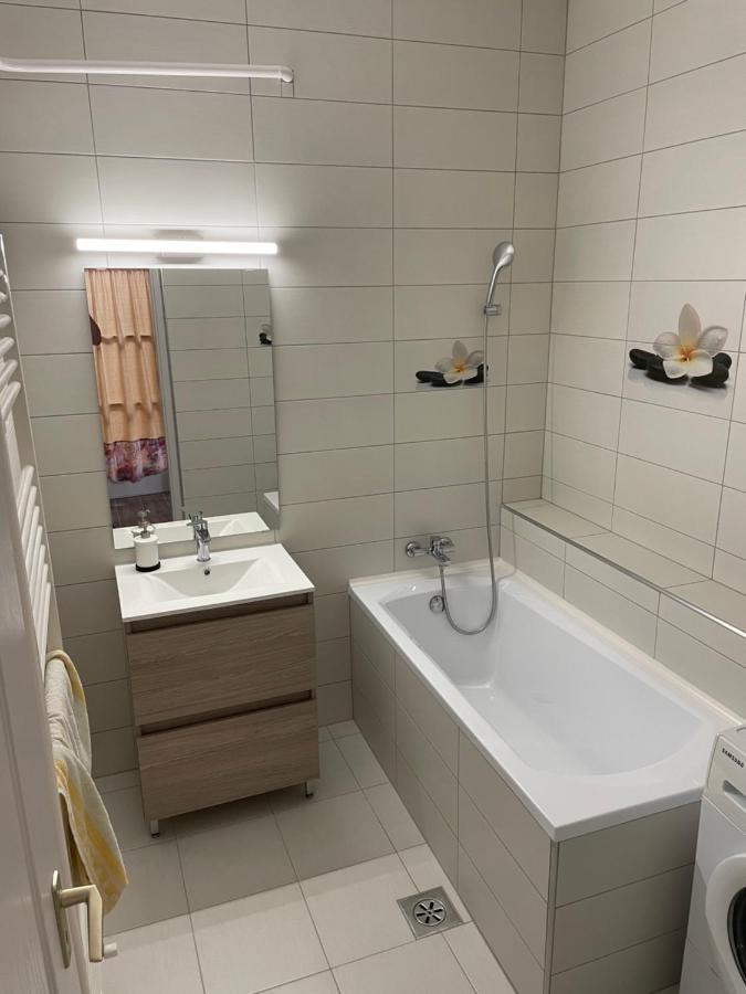 Pingvin Cukraszda Apartman Balatonmáriafürdő المظهر الخارجي الصورة